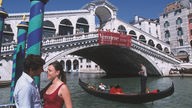 Paar vor Rialtobrücke in Venedig.