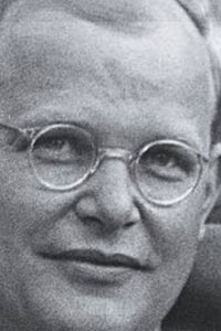 Schwarzweiß-Porträt von Dietrich Bonhoeffer mit Nickelbrille aus dem Jahr ...