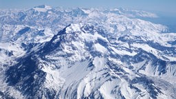 Luftbild der verschneiten Anden