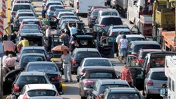 Autofahrer im Stau auf einer Autobahn.