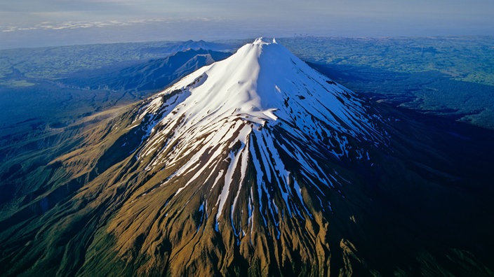 Luftbild des Mount Taranakidie Spitze des erloschenen Vulkans ist mit Schnee bedeckt