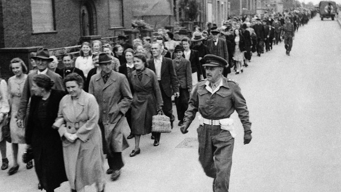 Britische Soldaten führen Bewohner der Stadt Burgsteinfurt 1945 zum Kino geführt, um einen Film mit Beweismaterial über die Grausamkeiten in den Konzentrationslagern Bergen-Belsen und Buchenwald anzusehen