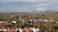 Blick auf die Häuser der Wohnsiedlung Welheim (Bottrop) mit dem Kraftwerk Scholven im Hintergrund.