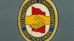 Das Logo der Sozialistischen Einheitspartei Deutschlands (SED) in der DDR.