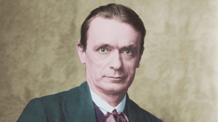 Eine nachträglich kolorierte Porträtaufnahme von Rudolf Steiner, Begründer der Anthroposophie, aus dem Jahr 1916