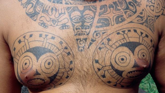 Maori-Tätowierung auf der Brust eines Mannes