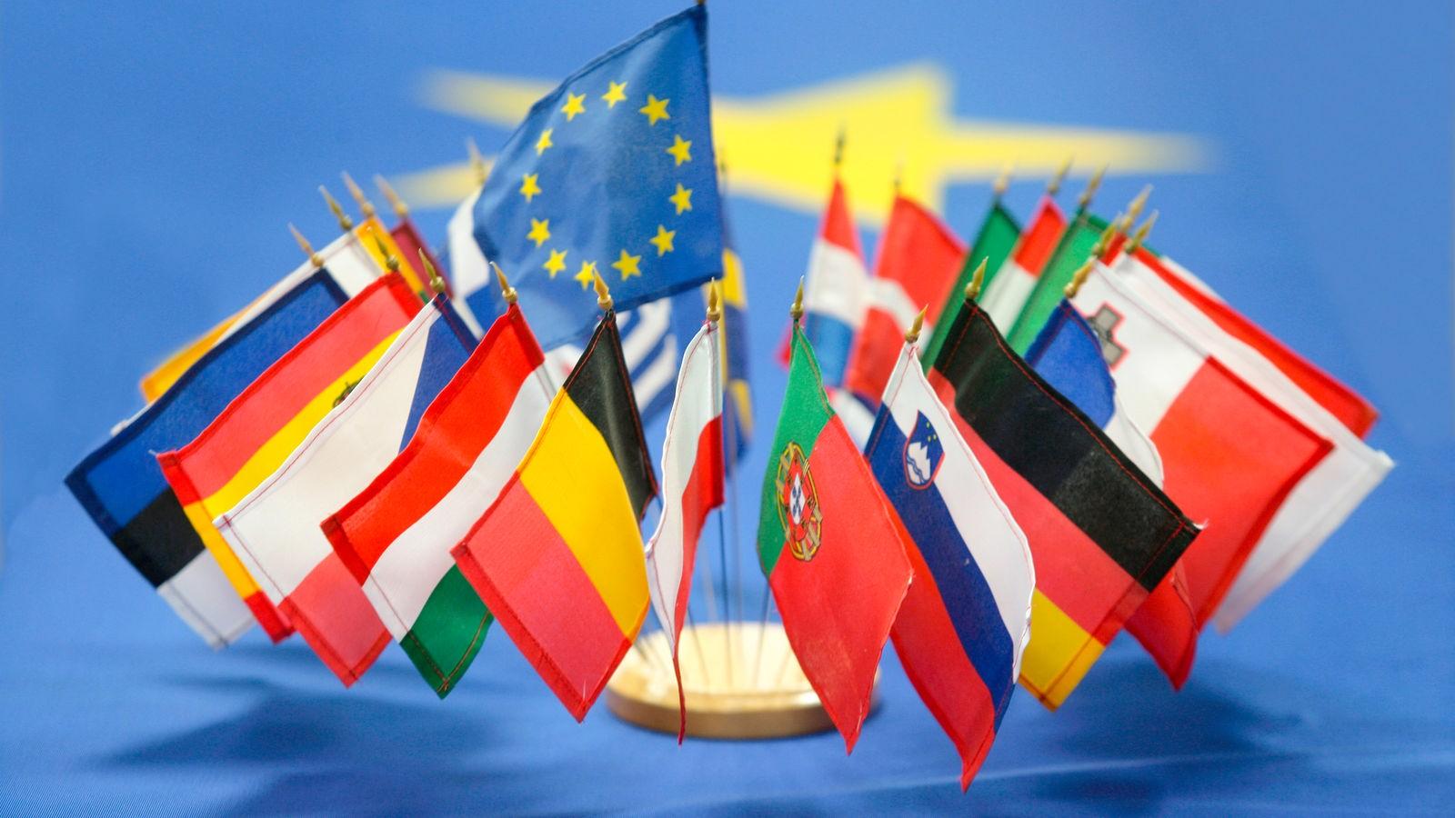 Geschichte der EU: Europäische Flagge - Organisationen - Gesellschaft -  Planet Wissen