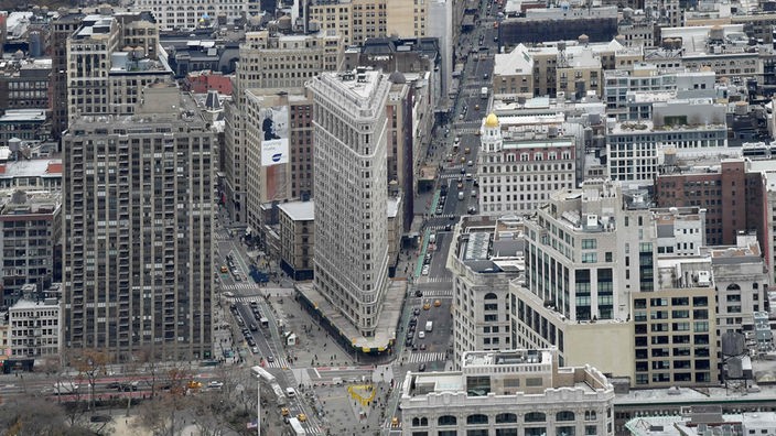 Luftaufnahme der Kreuzung von Fifth Avenue und Broadway mit dem charakteristischen, dreieckigen Flatorin Building