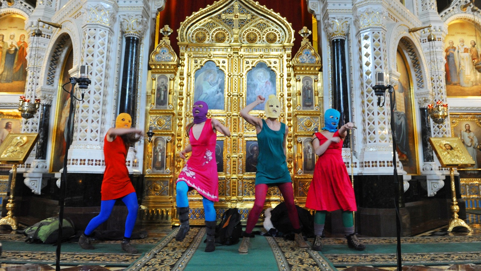 Maskierte Mitglieder der Punkrockband "Pussy Riot" in einer Moskauer Kathedrale.