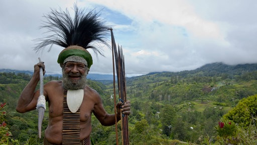 Traditionell gekleideter Stammehäuptling auf Papua-Neuguinea