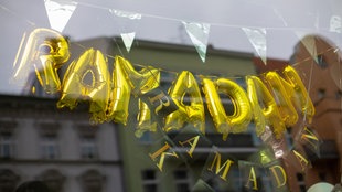 Das Schaufenster eines Geschäfts für Partyzubehör ist mit Ramadan-Motiven bestückt