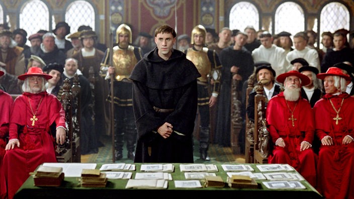 Szenenfoto aus dem deutschen Kinofilm "Luther" (2003): Joseph Fiennes als Martin Luther vor dem Reichstag zu Worms