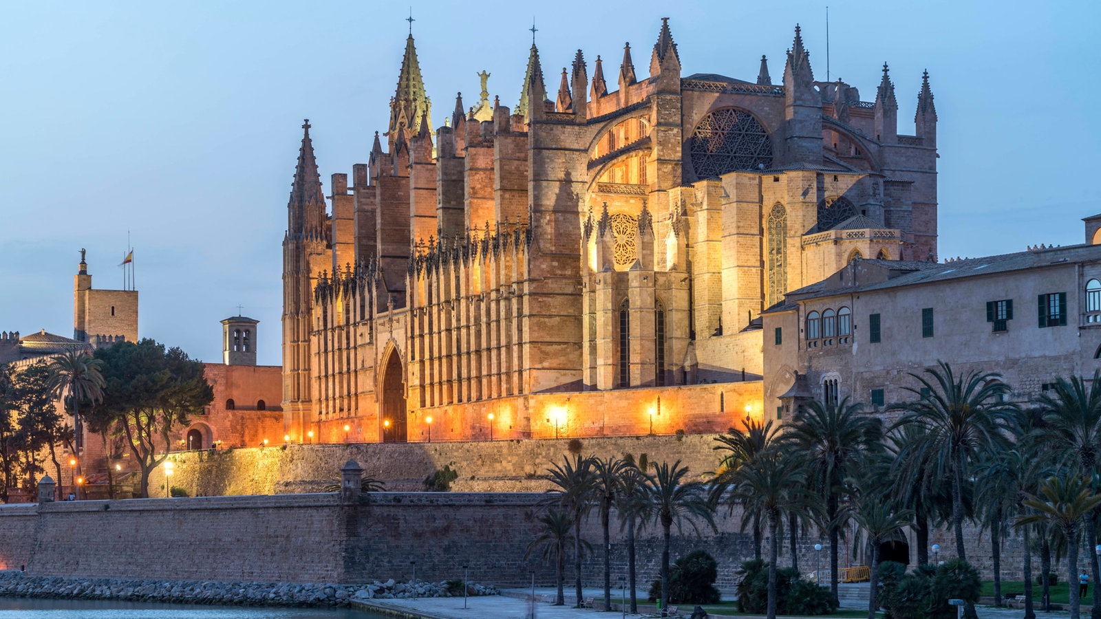 Die Kathedrale La Seu in der Abenddämmerung