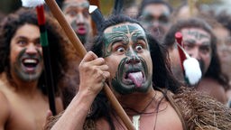 Kriegsbemalte Maori, die Grimassen schneiden