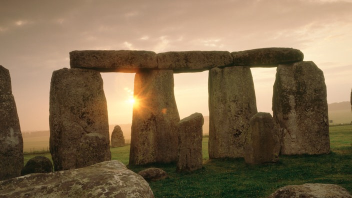 Stonehenge bei Sonnenaufgang am Mittsommertag. Das Licht strahlt durch die Sarsensteine