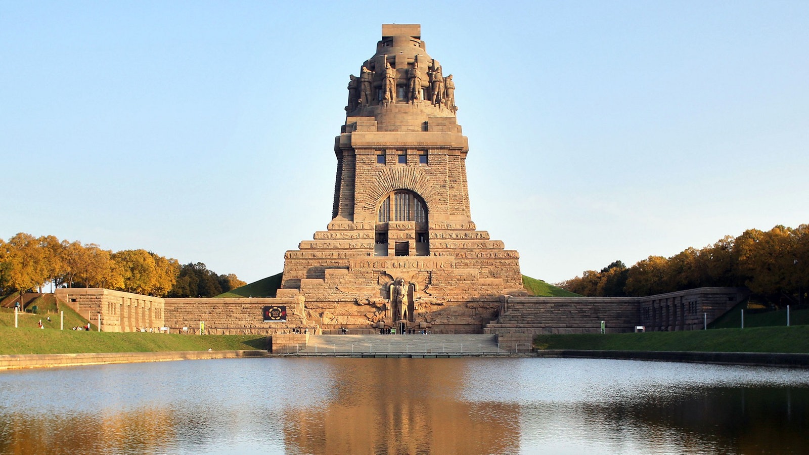 B e s k c h. Völkerschlachtdenkmal внутри. Собор битвы народов. Памятник битве Сан Мантео.