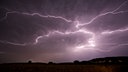 Gewitter mit Blitzen über Landschaft