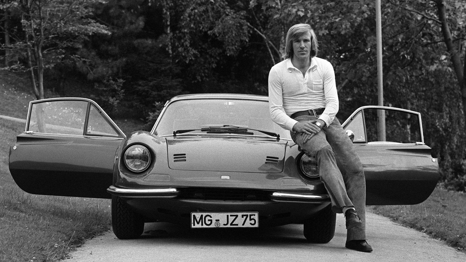 Günther Netzer lehnt an seinem Ferrari