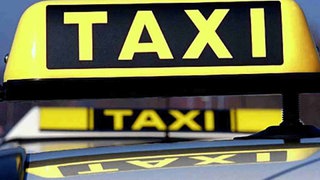 Beleuchtetes Taxischild in Großaufnahme