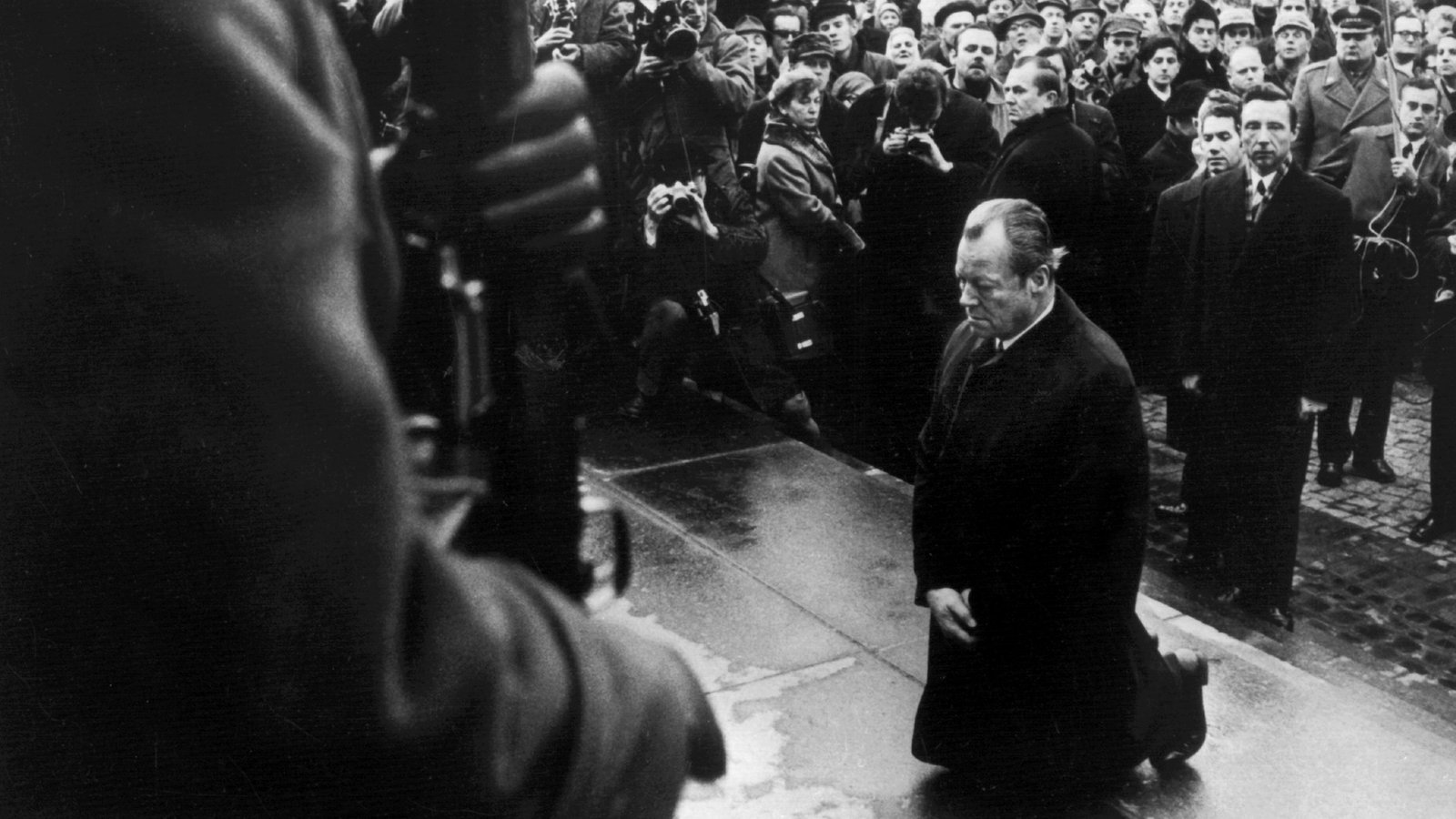 Willy Brandt kniet vor dem Mahnmal für die Opfer des Warschauer Ghettos nieder